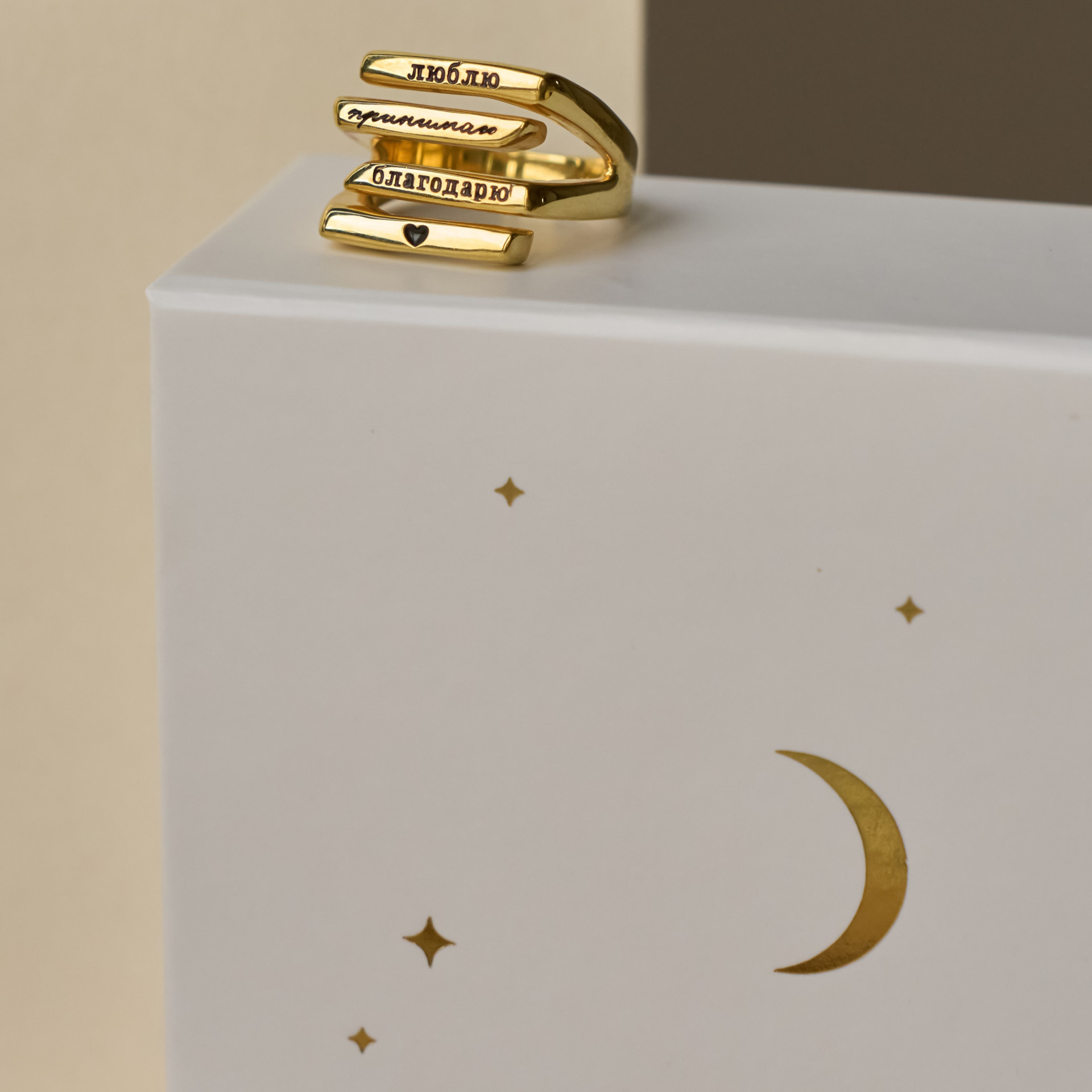 Ювелирные украшения к 8 Марта: искусство дарить и символика подарков