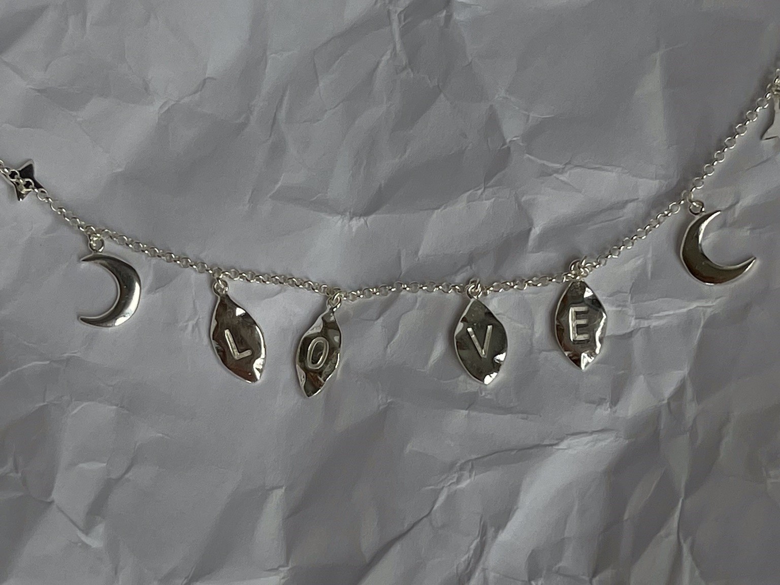 Украшения к 14 февраля: тихий жест вместо громких слов