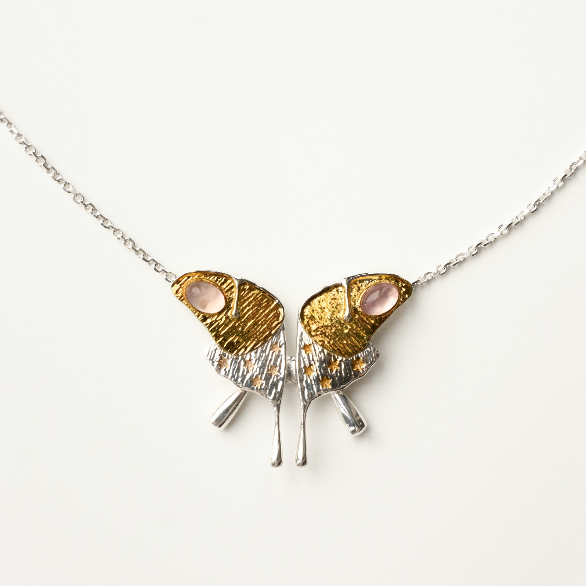 Розовый агат в украшениях: мягкость, которая поддерживает