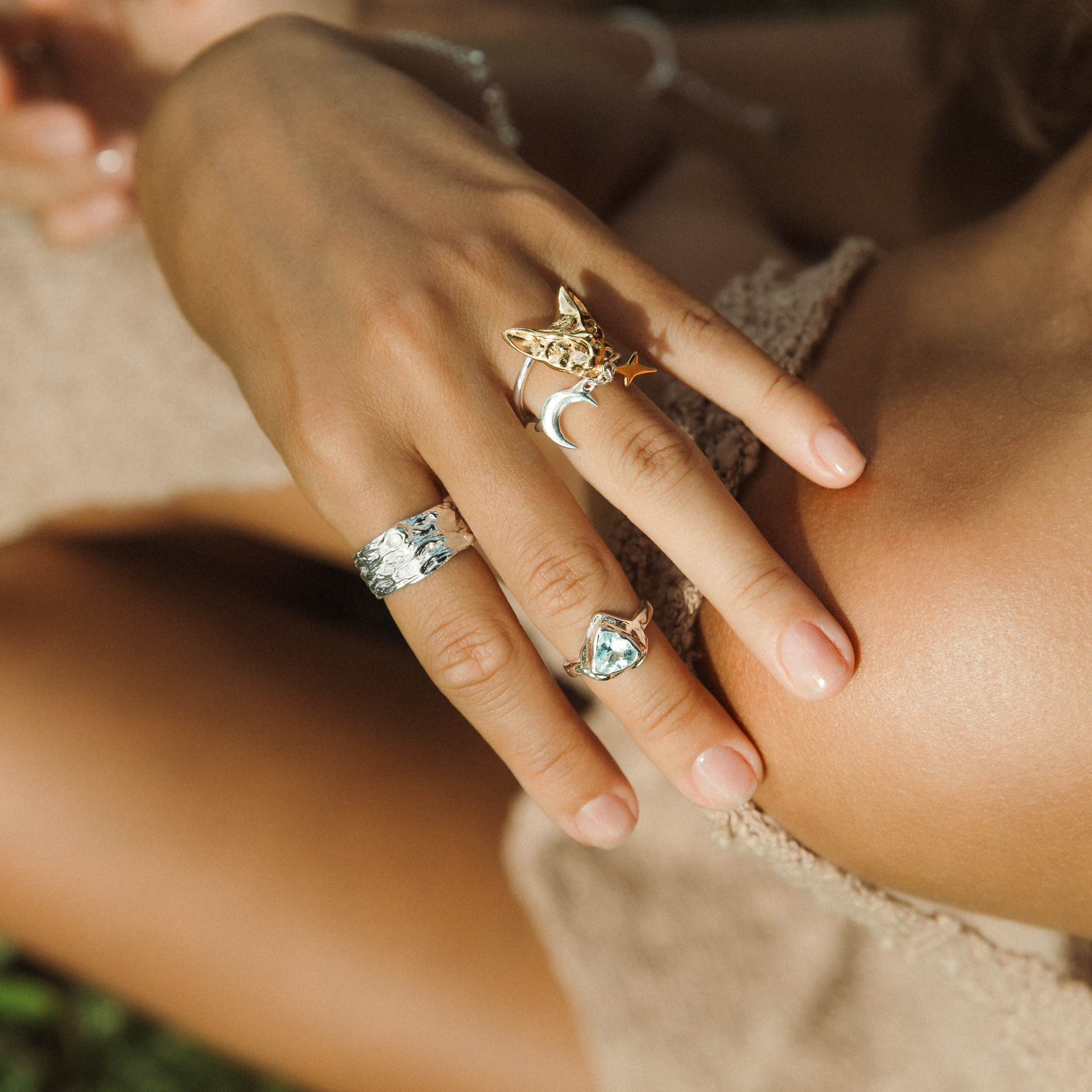 Весенние тренды авторских украшений 2026: серебро, фактура и движение