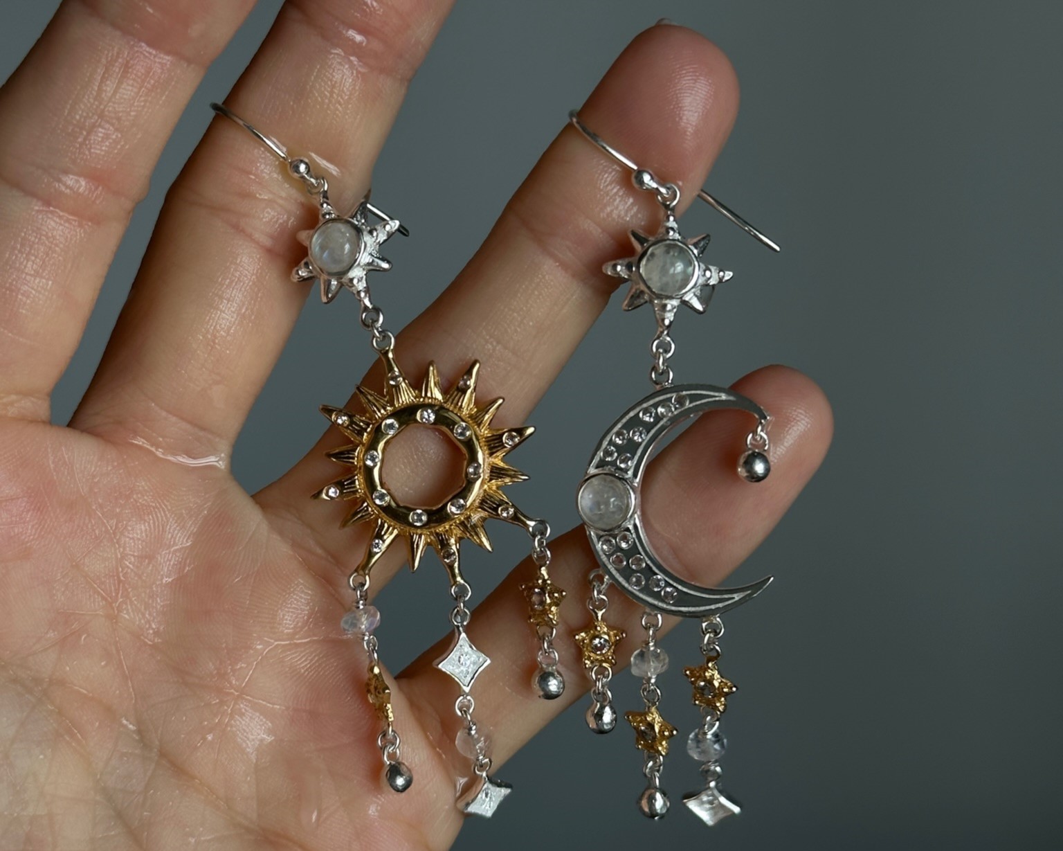 Асимметрия в серьгах: выбор бунтарей и творцов