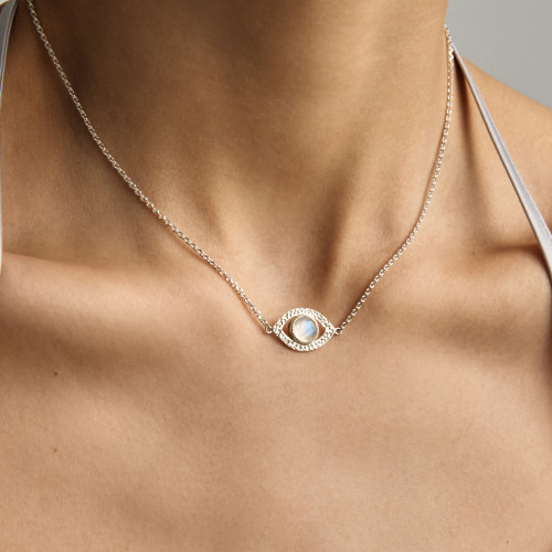 Лунный камень: раскрытие женственности и мягкой силы