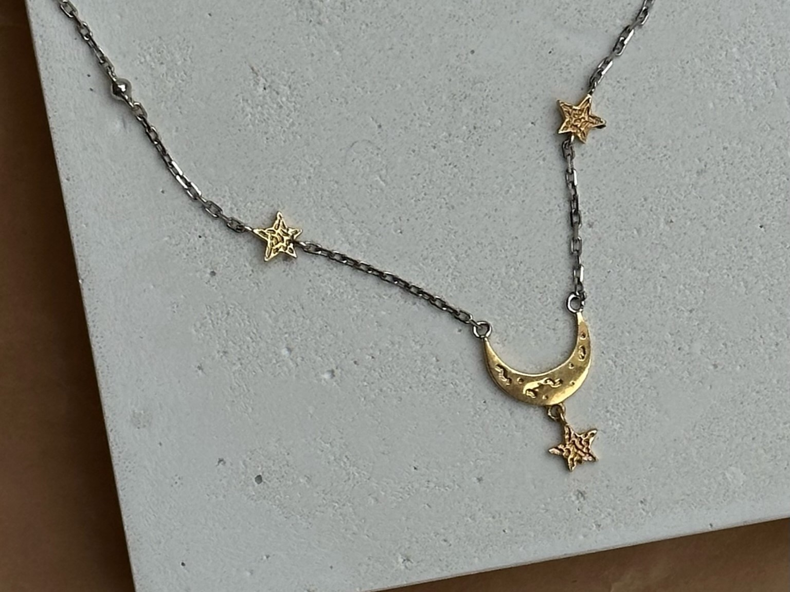 Анкх, лунница и пчела: древние символы в современном серебре