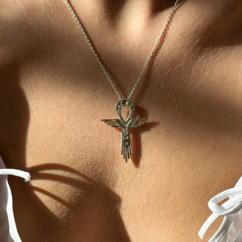 Как выбрать украшение-талисман: не по правилам, а по отклику