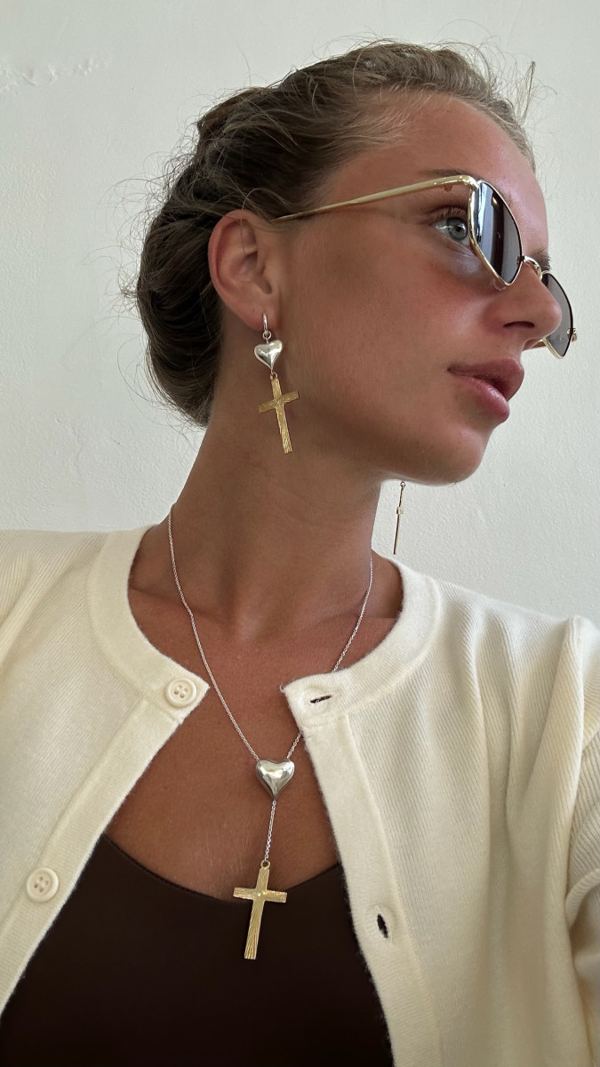 Подвеска "Миром правит любовь"