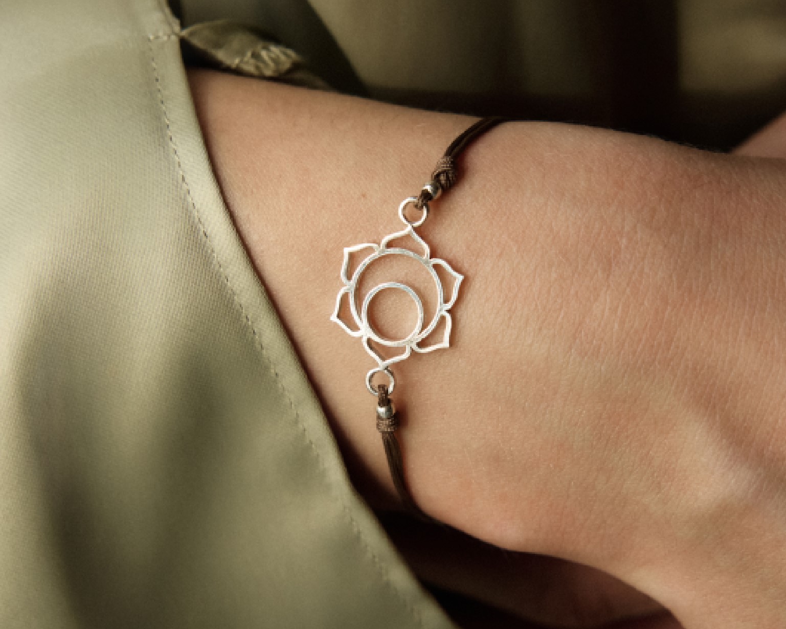 Буддийские символы в украшениях: лотос, узел бесконечности, ом