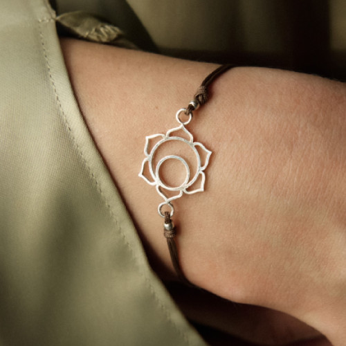 Буддийские символы в украшениях: лотос, узел бесконечности, ом