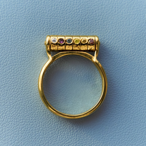 Очарование винтажа: почему украшения с историей снова в центре внимания