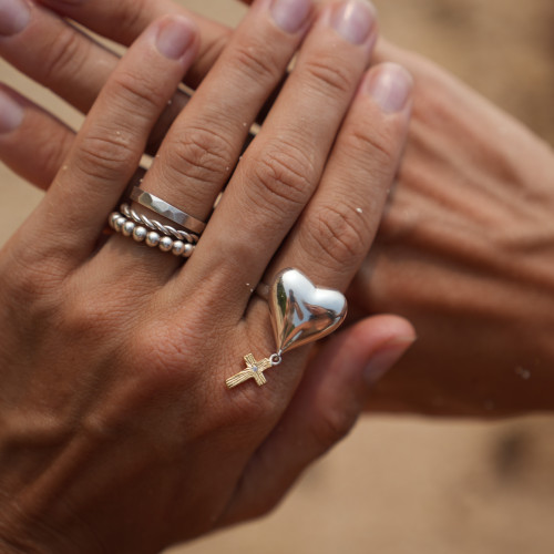 Символика креста и сердца: два знака, говорящих о главном