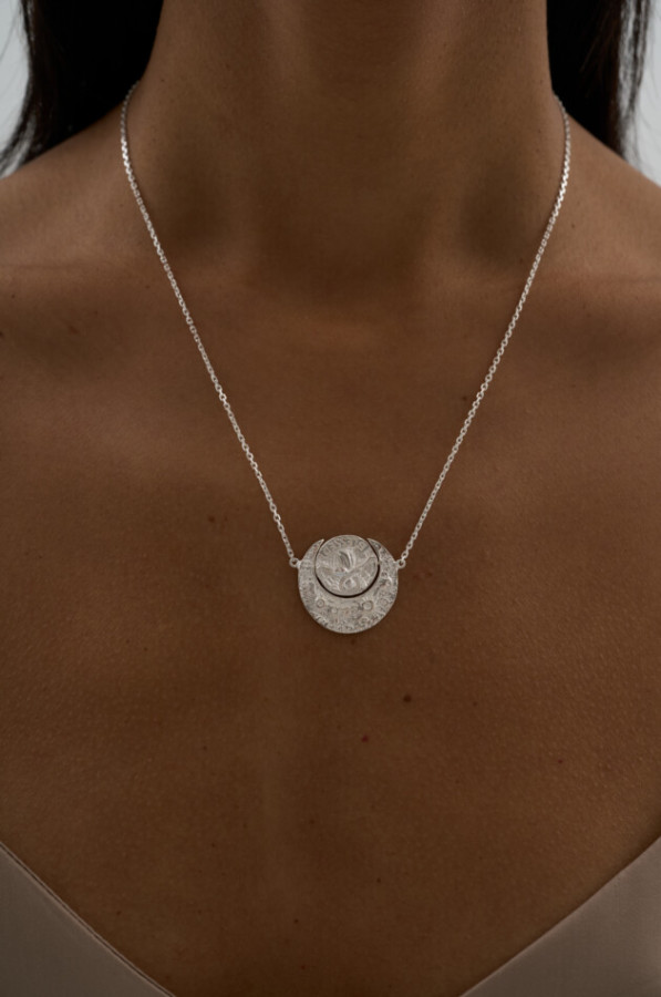 Подвеска "Быть в мире и спокойствии"