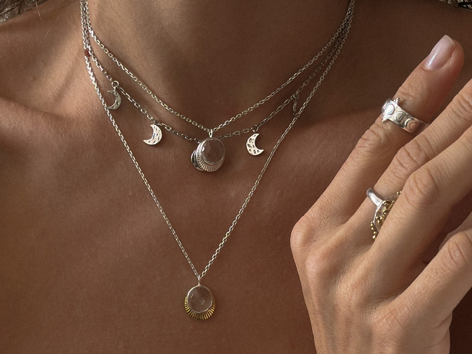 Многослойность на шее: как сочетать цепи, подвески и символы без перегруза