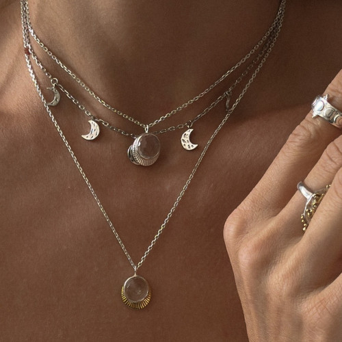 Многослойность на шее: как сочетать цепи, подвески и символы без перегруза