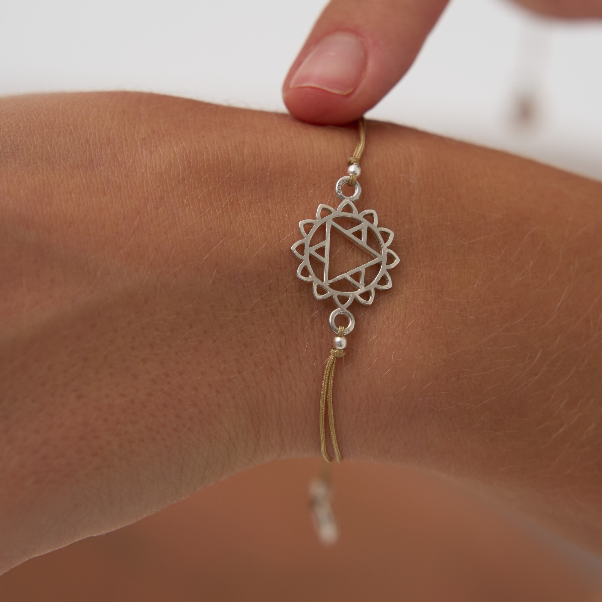 Анахата: сердечная чакра, её значение и украшения для баланса энергии