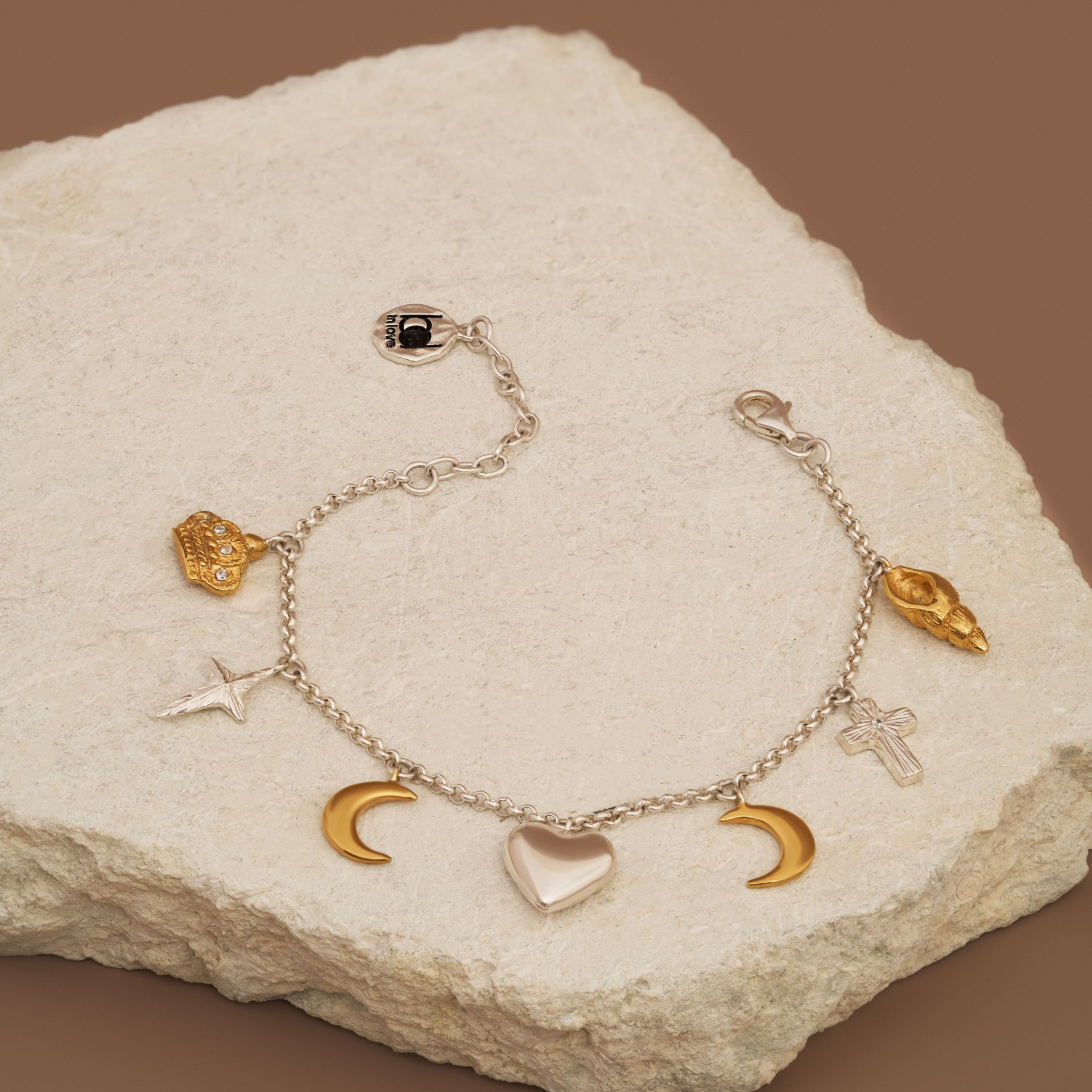 Магия круга: почему мы носим кольца и браслеты