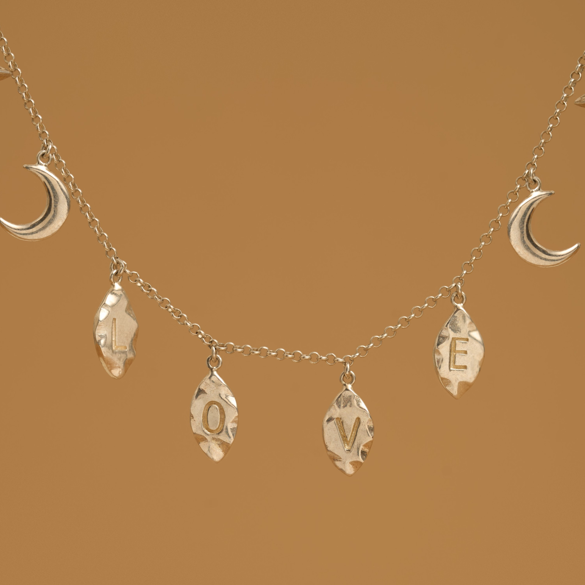 Серебро и Луна: почему этот металл так тонко взаимодействует с женским состоянием