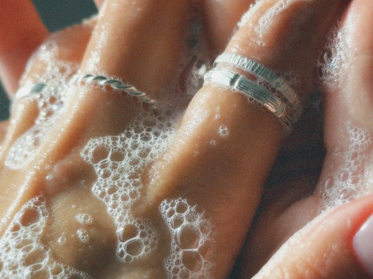 Живые формы: почему текучий, мятый и неровный металл остаётся с нами
