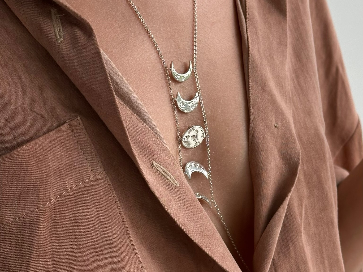 Украшение как точка сборки: что мы закрепляем, надевая серебро