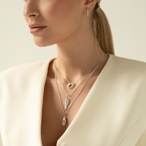 Как стилизовать серебряные украшения: приёмы, которые работают в реальной жизни