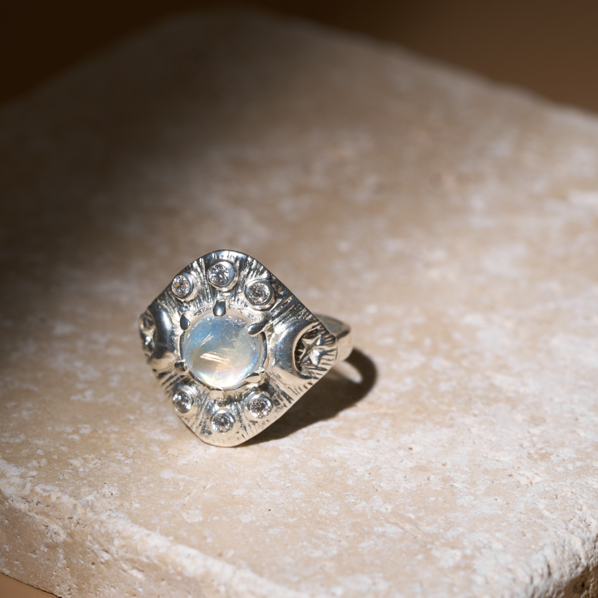 Розовый кварц в серебре: главный магнит для нежных чувств