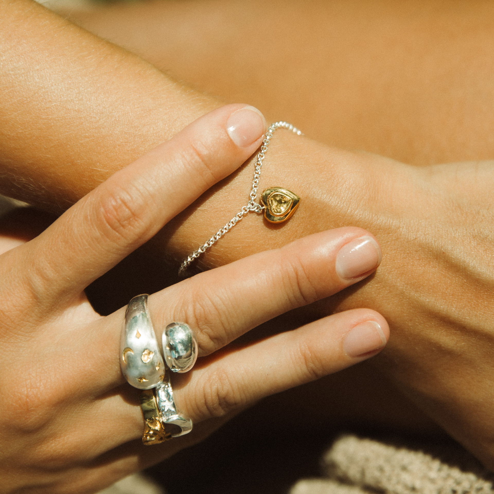 Магия чисел: сколько колец можно носить на одной руке