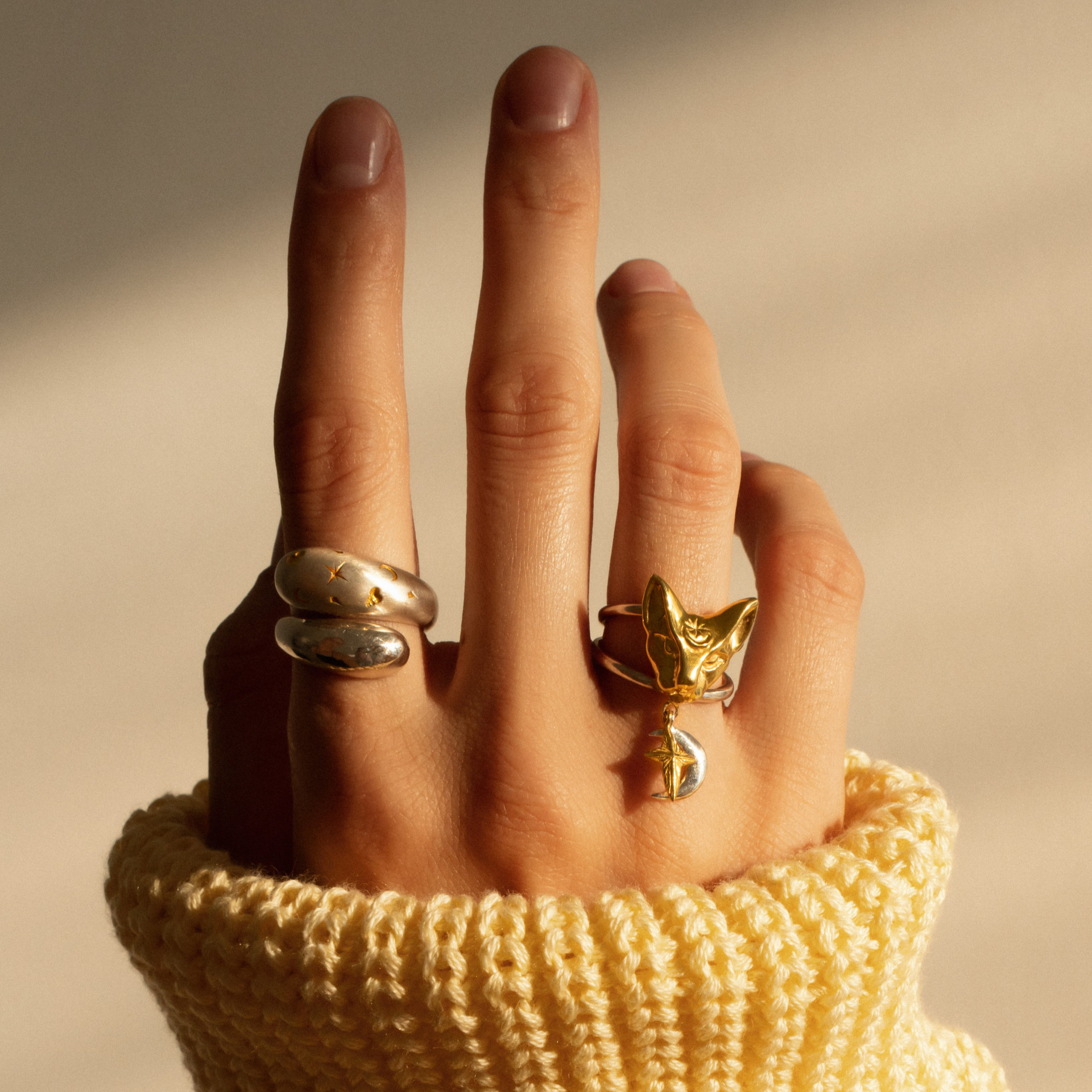 Как сочетать ювелирные украшения с теплыми вещами