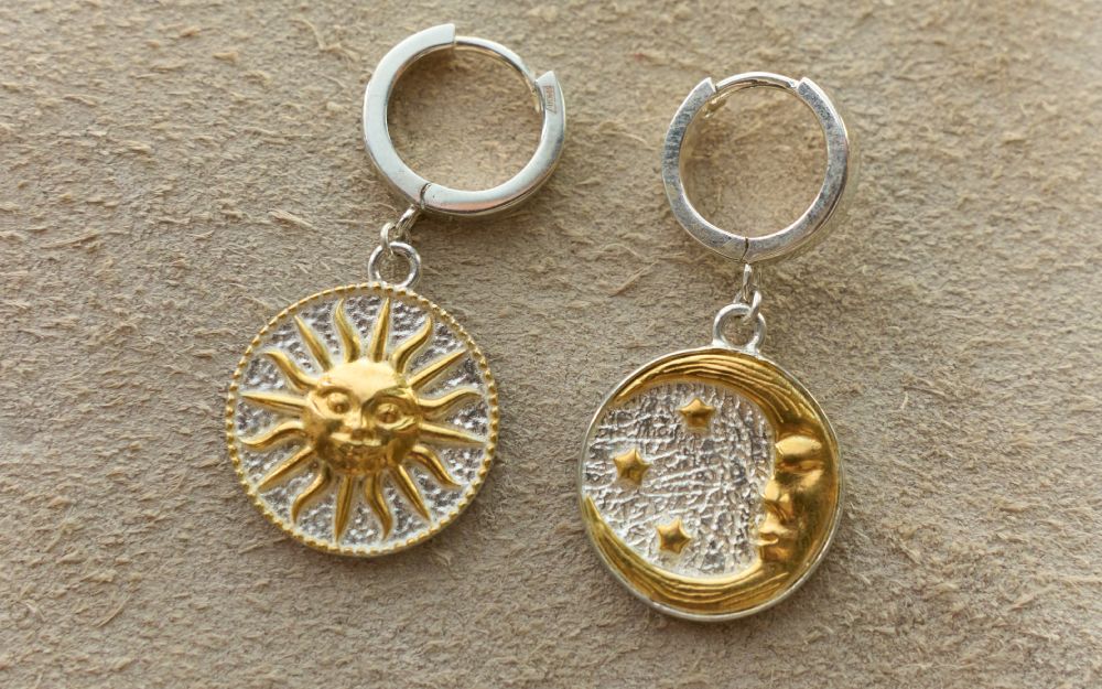 Асимметричные украшения в 2026: свобода формы и интуиции